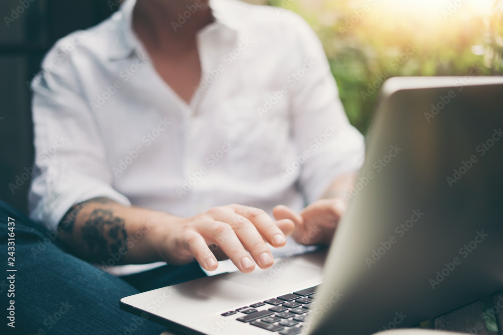 Naklejka premium Using laptop on sunny terrace