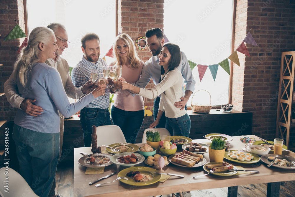 Obraz premium Close up of gathered relatives in decorated house dinner table w