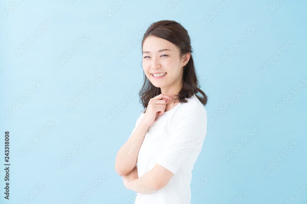女性・ブルーバック 女性・ブルーバック