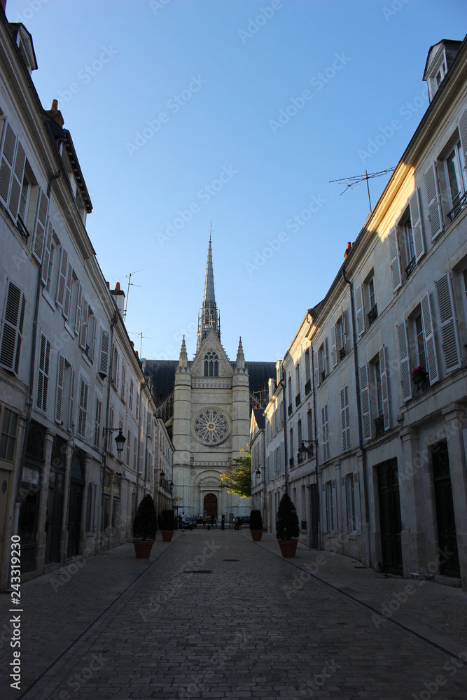 Fototapeta premium Cathédrale d'Orléans vue depuis une rue adjacente vide