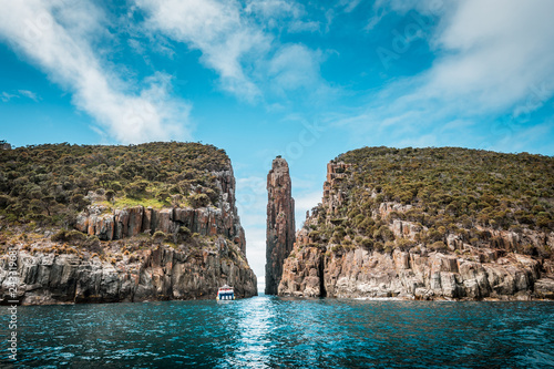 Obraz na płótnie View to the Totem Pole of Cape Hauy, rough coastline with dolerite cliffs, Tasmania, Australia w salonie