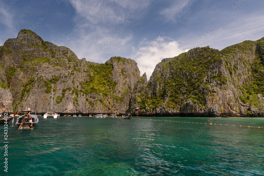 Naklejka premium Pileh Bay : Paisaje de acantilados y laguna de agua verde esmeralda en Phi Phi Leh , isla deshabitada a 1.5 km de Phi Phi Don. Islas Phi Phi ,KRABI, THAILAND