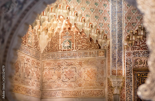 Fotografi Beautiful interior with patterns on historical arabic style walls, 14th century