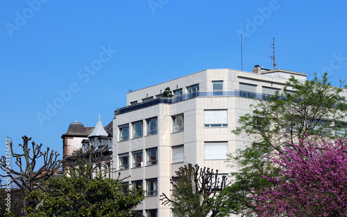 Obraz na płótnie real estate - small office building - trees w salonie