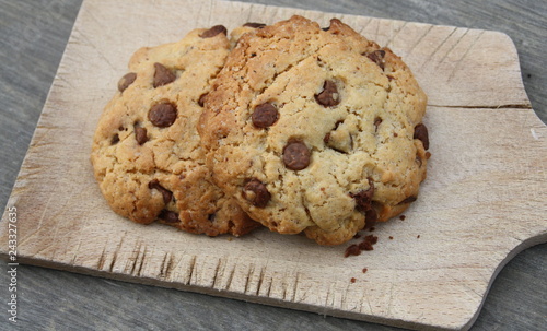 cookies aux pépites de chocolat sur planche en bois