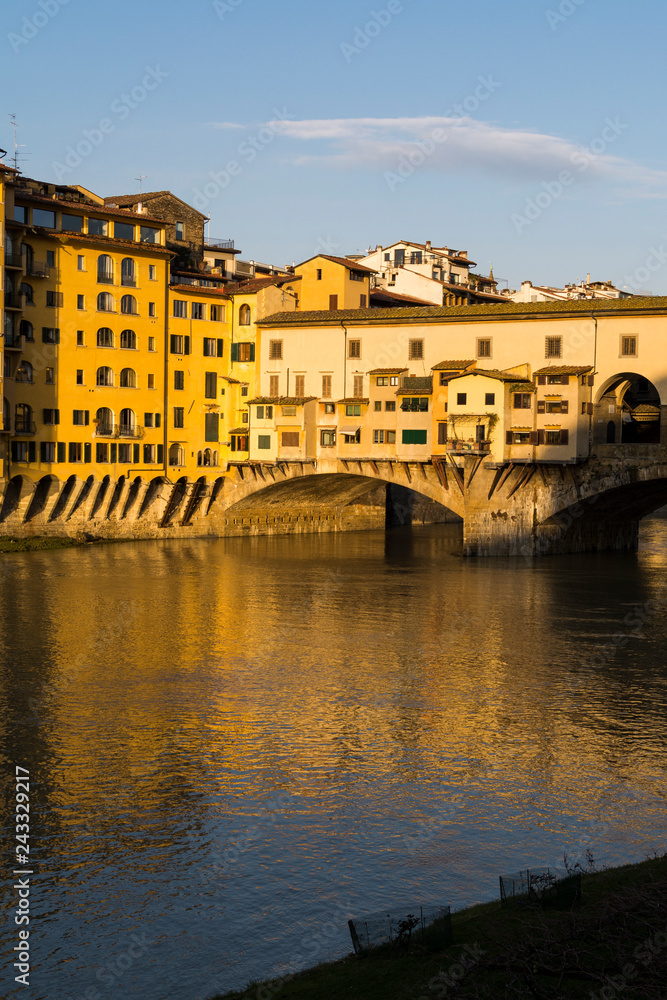 Fototapeta premium ponte vecchio we florencji, szczegóły o wschodzie słońca