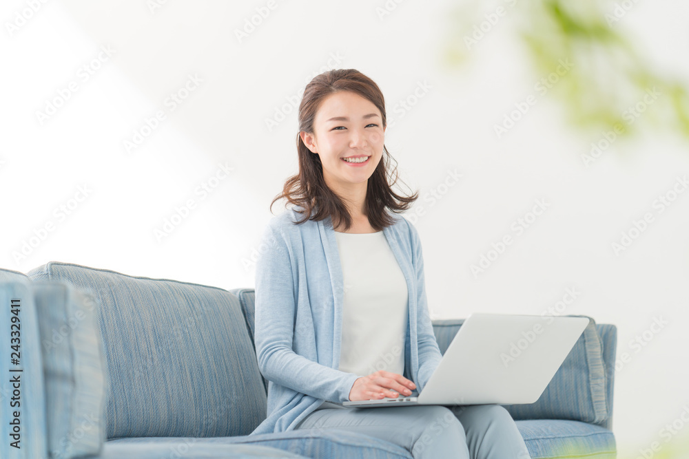 Naklejka premium パソコンを使う女性