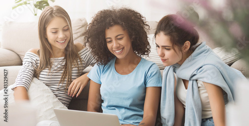 Canvastavla Female roommates surfing internet on laptop at home