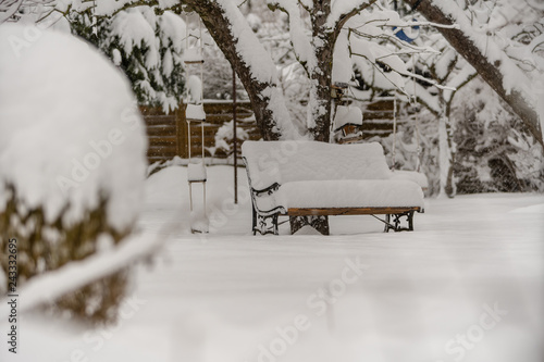 Wallpaper Mural Gartenbank in verschneiter Gartenlandschaft Torontodigital.ca