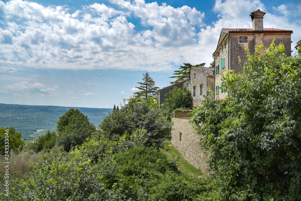 Ansicht Dorf Groznjan mit Landschaft Ansicht Dorf Groznjan mit Landschaft