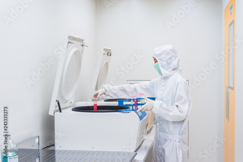 Εκτύπωση καμβά A scientist in sterile coverall gown placing cell culture flasks in the CO2 incubator