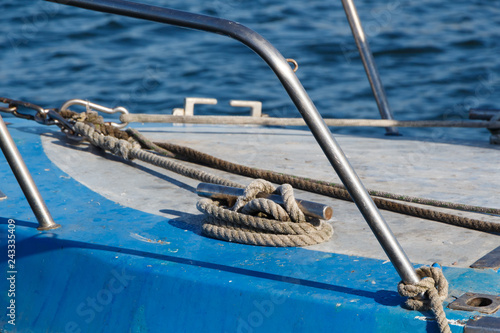 Corde nouée sur un taquet de bateau © oceane2508