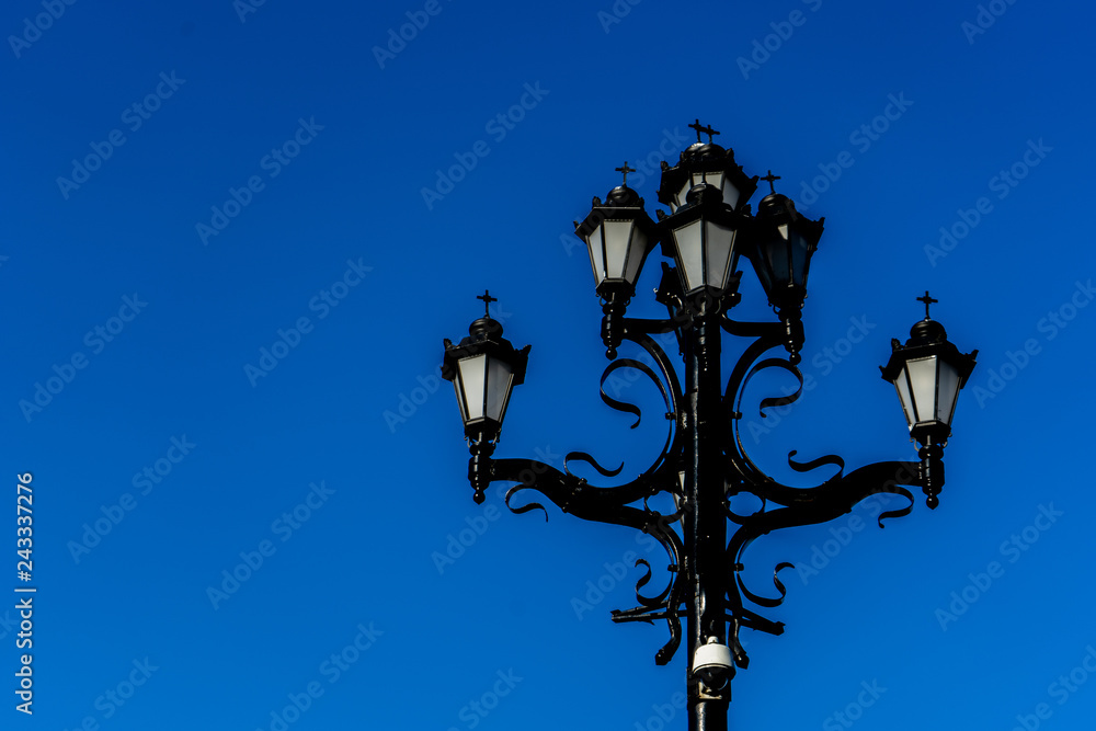 Strassenlampe vor blauen Himmel in Moskau Strassenlampe vor blauen Himmel in Moskau