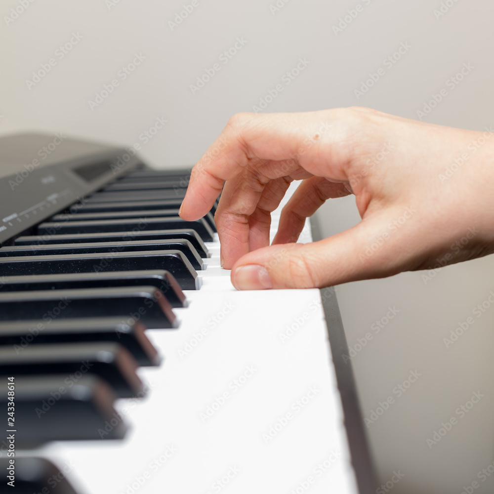Fototapeta premium Keybord, gra na pianinie, muzyka