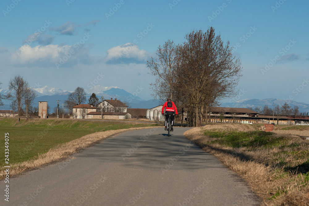 Fototapeta premium ciclista pedala in campagna