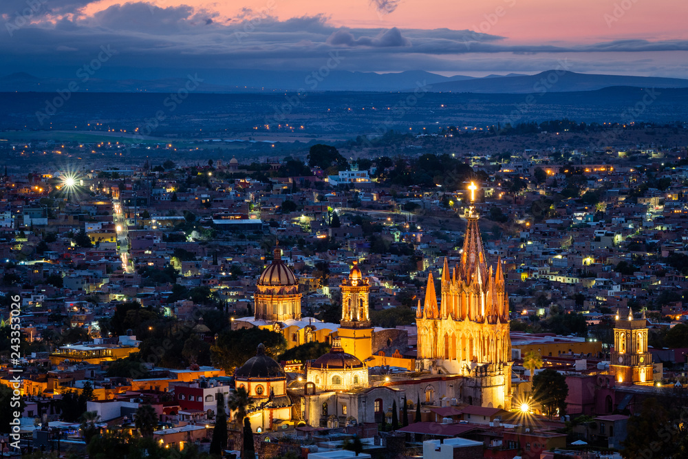 Naklejka premium San Miguel de Allende at Dusk, Guanajuato, Meksyk