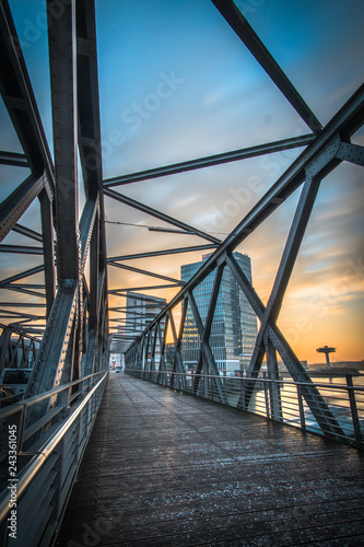 Hamburg Hafencity Sonnenaufgang Brücke