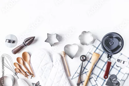 Obraz naczynia i akcesoria kuchenne do pieczenia na stole w kuchni na białym tle