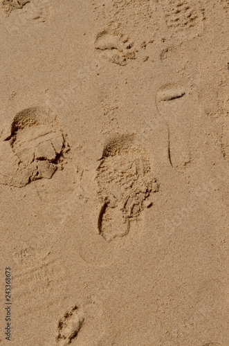 Pegadas na areia de uma praia