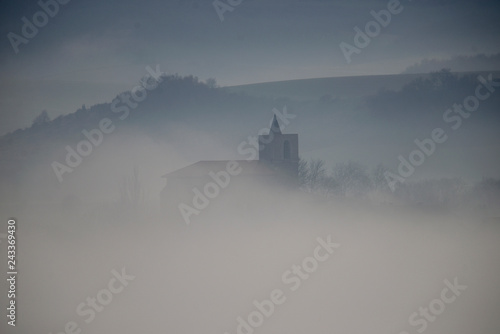 amanecer con espesa niebla en el barrio de Salburua en la ciudad de Vitoria-Gasteiz (Alava), País Vasco, España