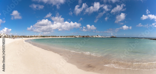 Zatoka z piękną piaszczystą plażą © piotrszczepanek