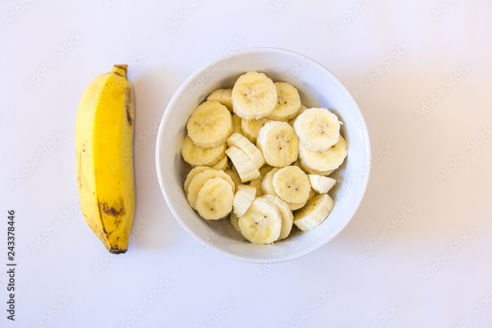 banana prata picada, com fundo branco Stock Photo | Adobe Stock