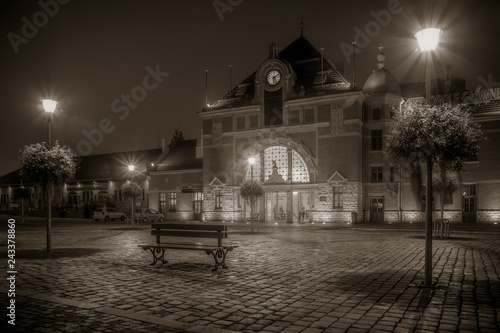 budynek dworca kolejowego w Opolu nocą