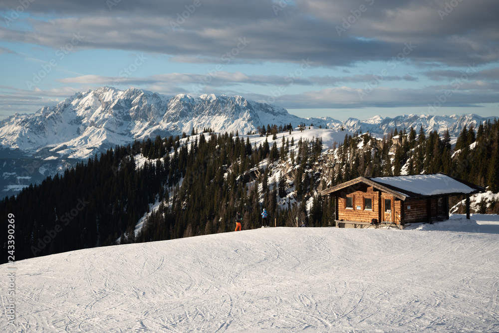 Skifahrer Panorama mit Hütte und österreichischen Alpen