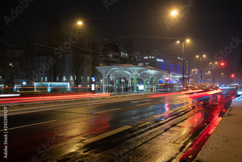 Verkehr vor der Münchner Freiheit an einem Winterabend