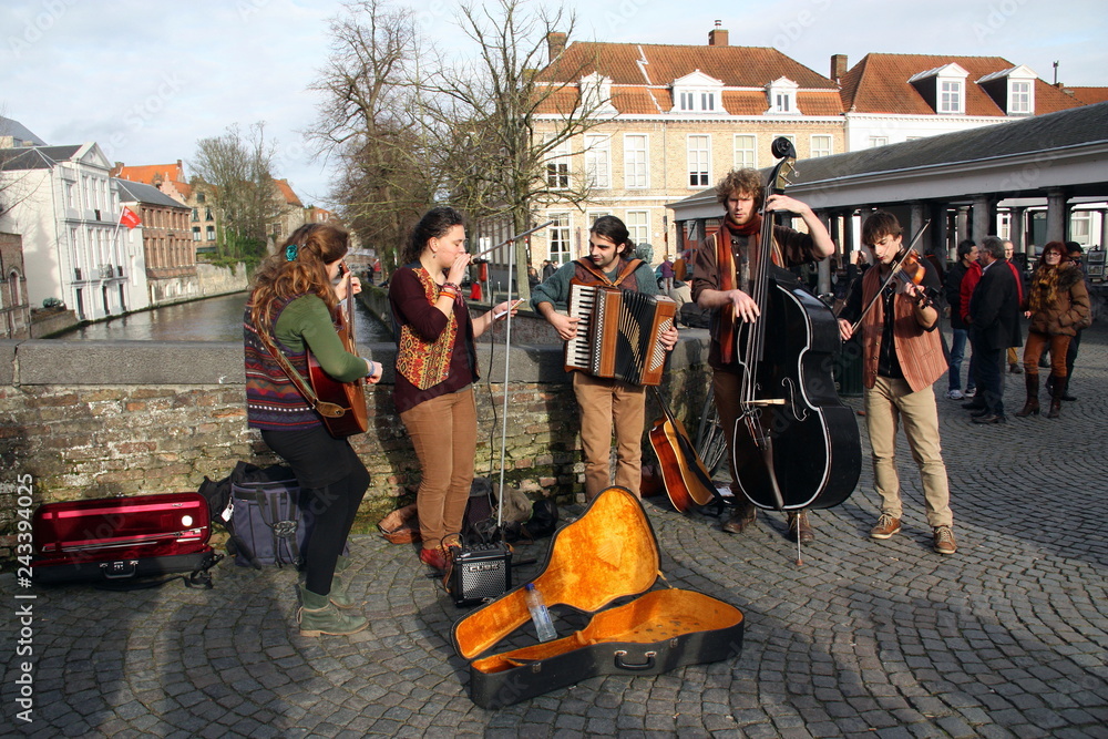 Naklejka premium Música en el canal Brujas