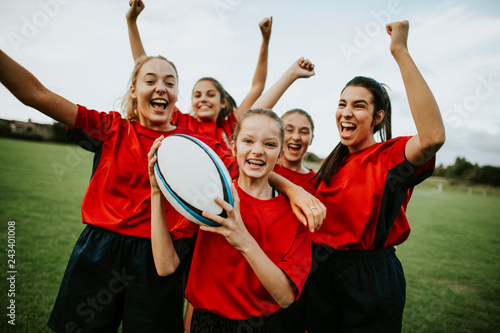 Foto Cheerful female rugby players celebrating