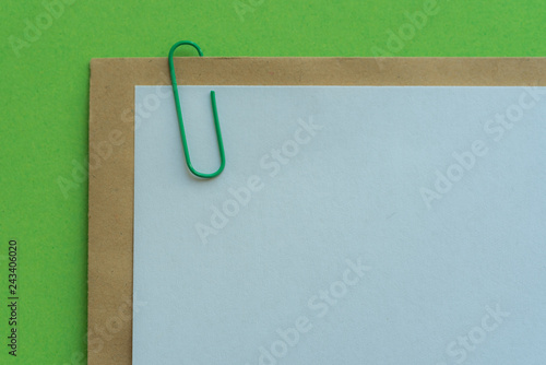 Leerer Briefkopf mit Anhang und grüner Hintergrund