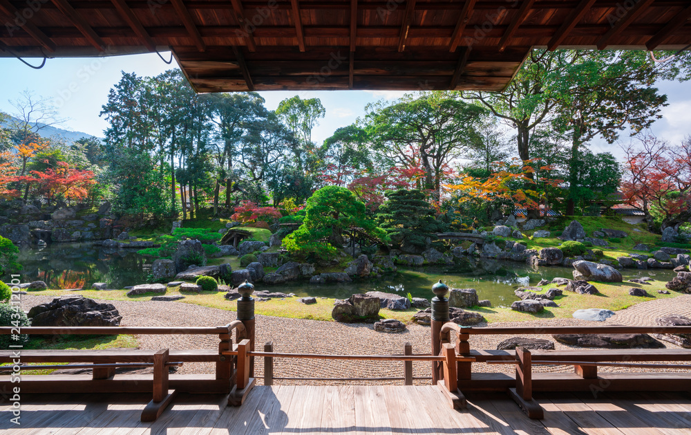 京都　醍醐寺　三宝院の庭園　紅葉