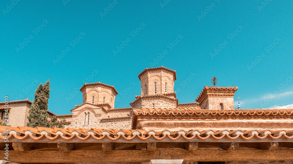 Obraz premium Building rooftop view with blue sky
