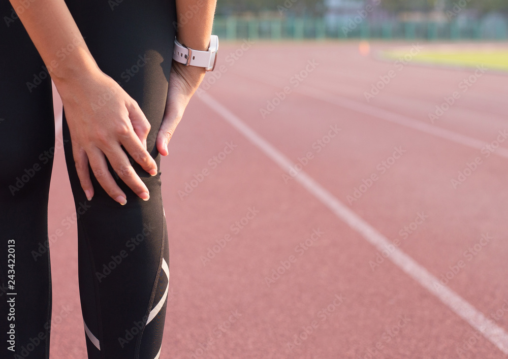 Woman holds on to the knee,Athlete pain in the knee