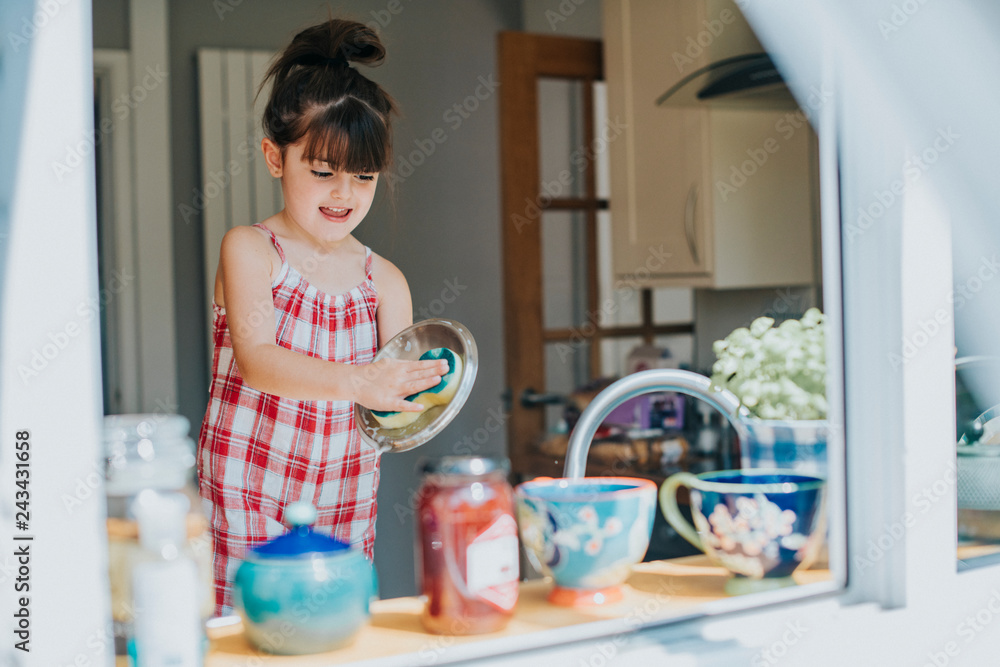 Φωτογραφία Little girl doing the dishes