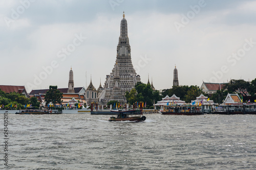 Wat Arun Ratchawararam Ratchawaramahawihan A Buddhist temple had existed at the site of Wat Arun since the time of the Ayutthaya Kingdom. It was then known as Wat Makok, after the village of Bang Mako © Artur