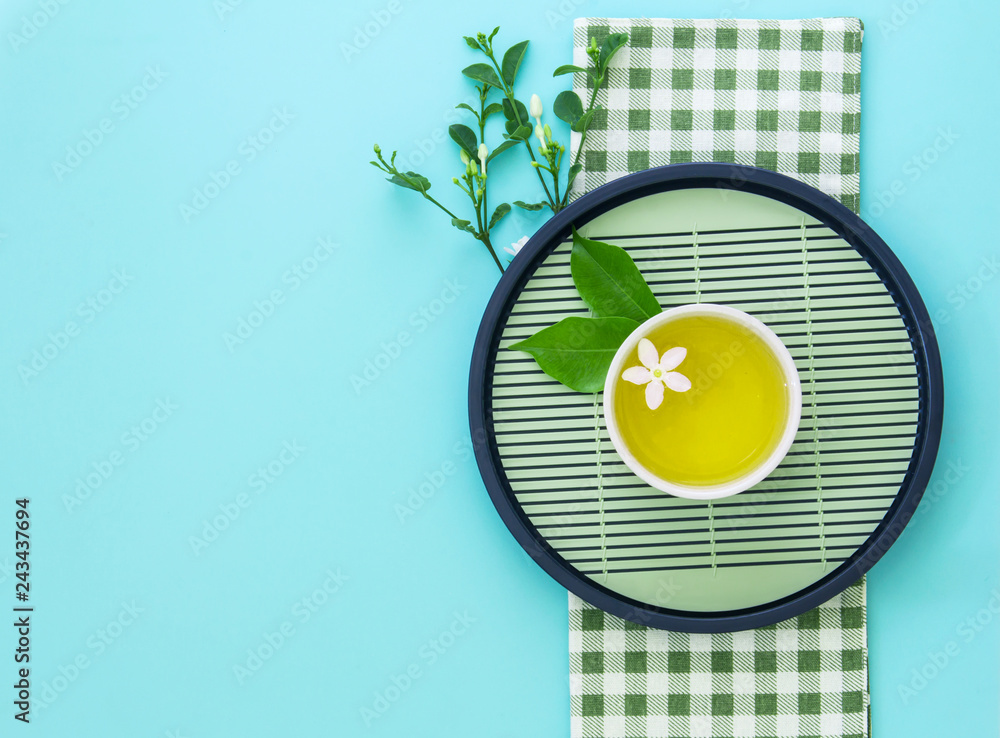 Φωτογραφία Top view shot of a hot cup of tea with green leaf decoration  with green napkin