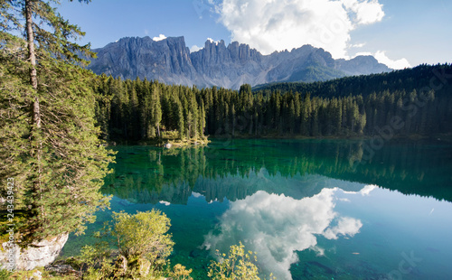 Fototapeta Naklejka Na Ścianę i Meble -  Karasee mit Latemar im Hintergrund in Südtirol - Italien