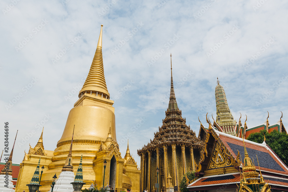 Fototapeta premium Wielki Pałac Królewski i Wat Phra Keaw w Bangkoku w Tajlandii. Piękny punkt orientacyjny Azji. Świątynia Szmaragdowego Buddy. krajobraz stolicy