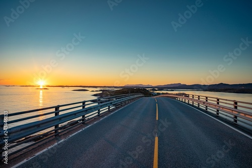 Sonnenaufgang auf der Atlantikstraße in Norwegen