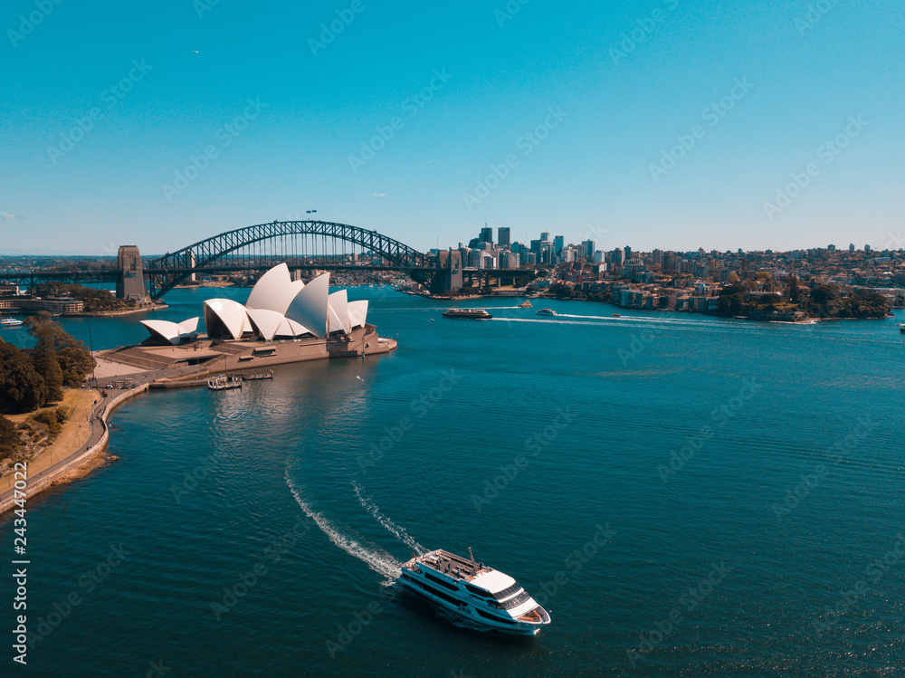 Naklejka premium 10 stycznia 2019 r. Sydney, Australia. Krajobrazowy widok z lotu ptaka opery w Sydney w pobliżu centrum biznesowego Sydney wokół portu.