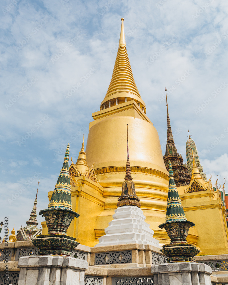 Fototapeta premium Grand palace and Wat phra keaw at Bangkok, Thailand. Beautiful Landmark of Asia. Temple of the Emerald Buddha. landscape of the capital city