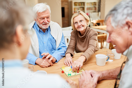 Senioren beim Brettspiel im Altenheim