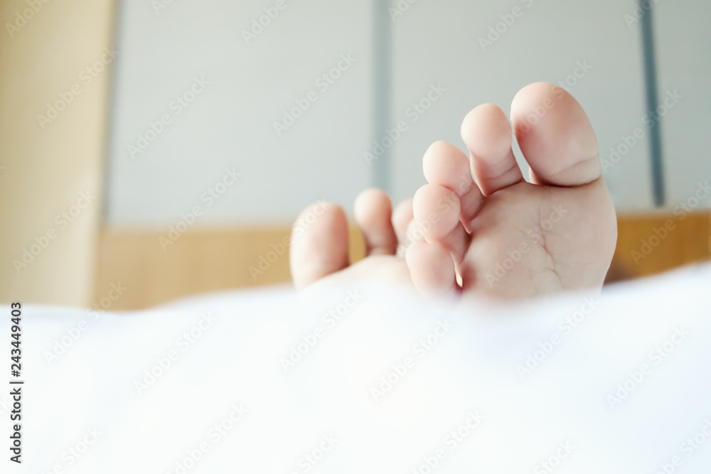 Naklejka premium foot of child on bed