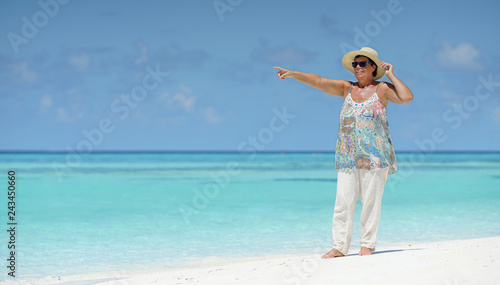 Frau genießt den Strand auf den Malediven