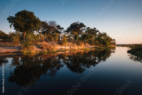 Blick vom Wasser auf die Uferlandschaft am Kwando River bei Sonnenaufgang, Cabrivi, Namibia 