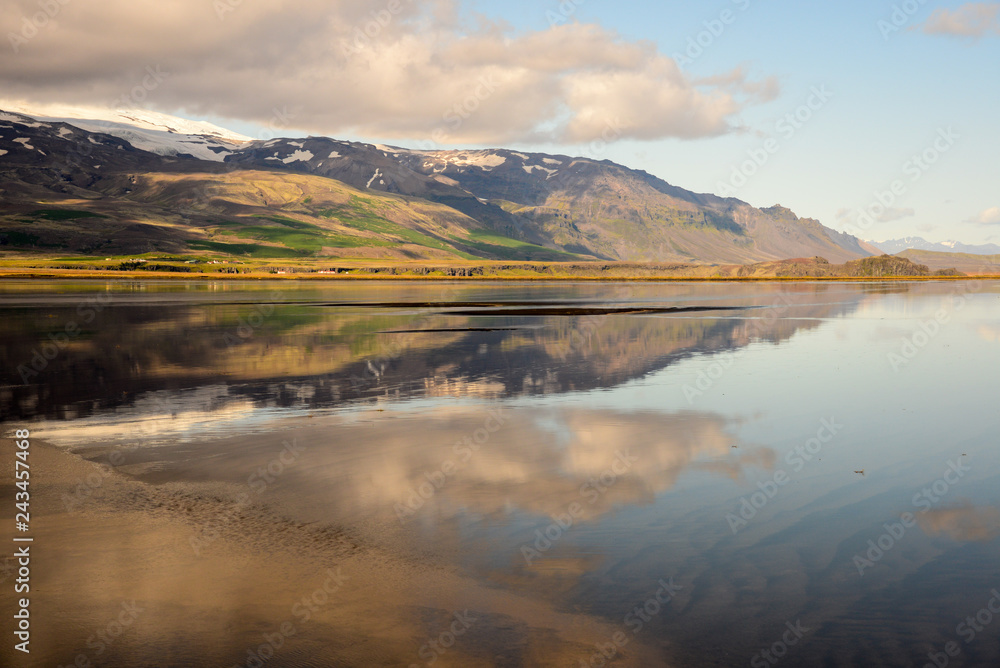 Isländische Landschaft mit spiegelnden Bergen