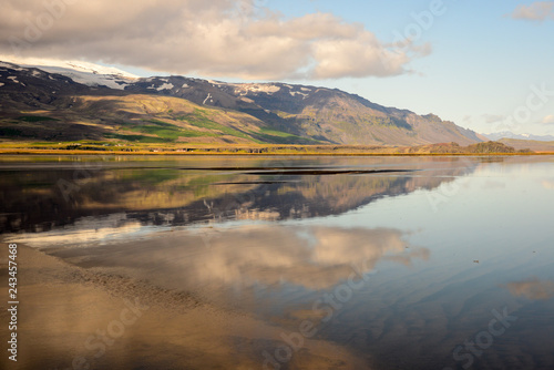 Isl  ndische Landschaft mit spiegelnden Bergen