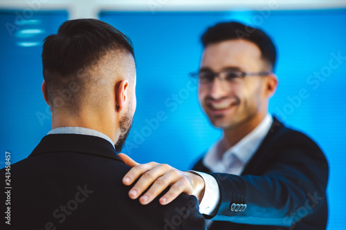 Billede på lærred The two businessmen pat on the shoulder in the office